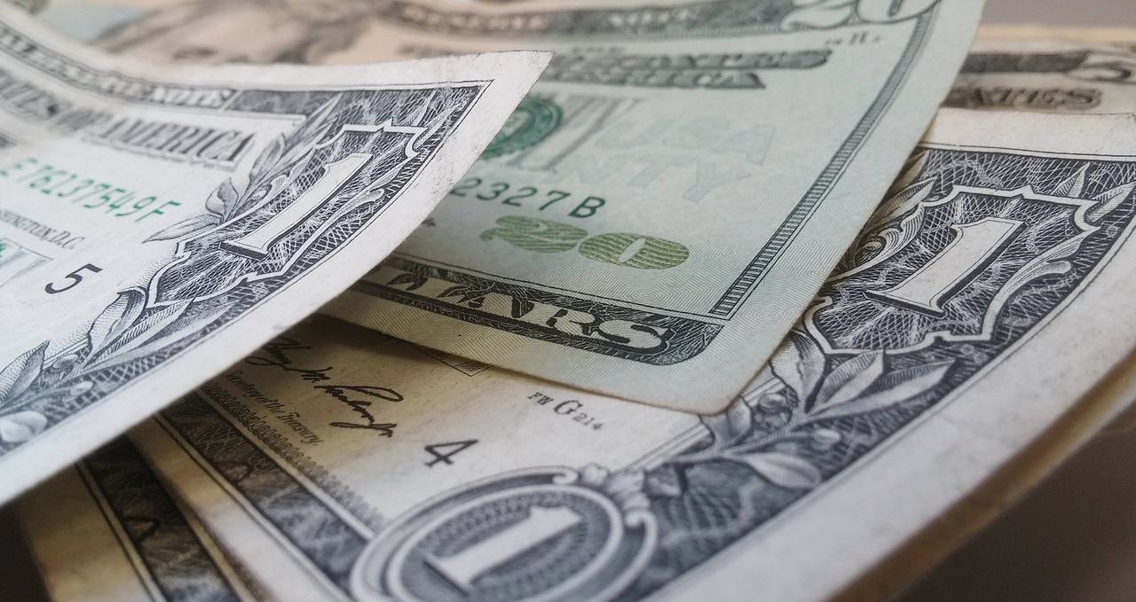 Доллар упал ниже 75 рублей впервые с начала весны