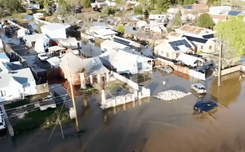 Из-за наводнений в Калифорнии эвакуируют почти 10 тысяч человек, погибли двое