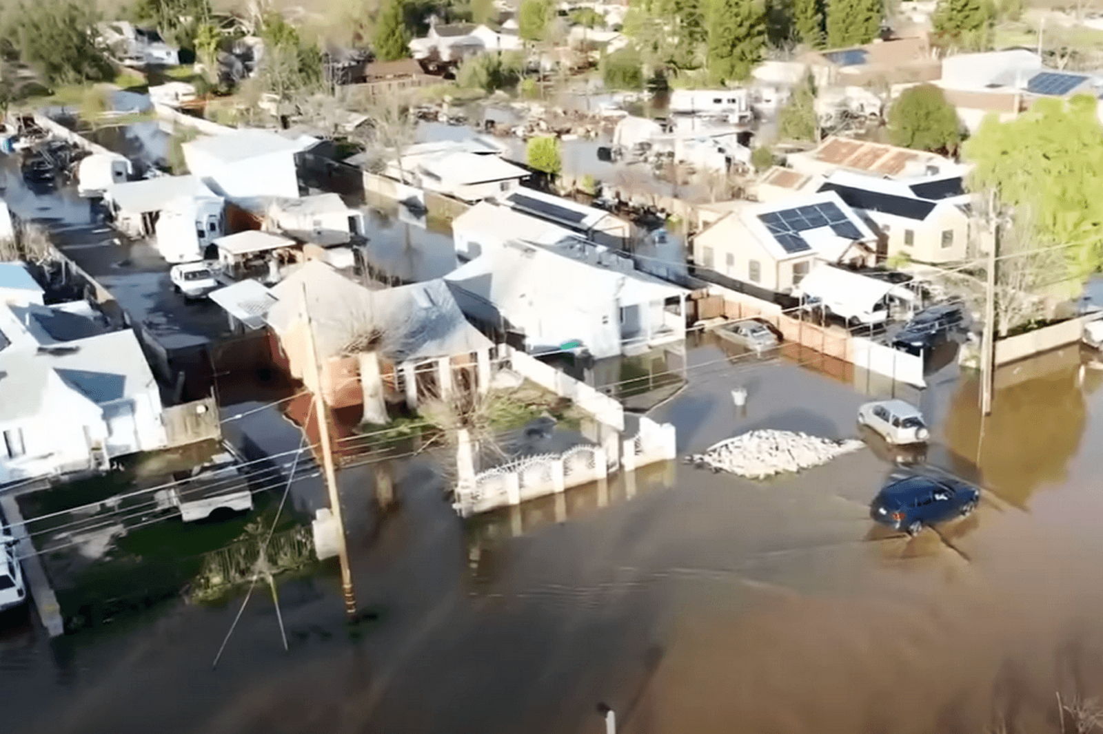 Из-за наводнений в Калифорнии эвакуируют почти 10 тысяч человек, погибли двое
