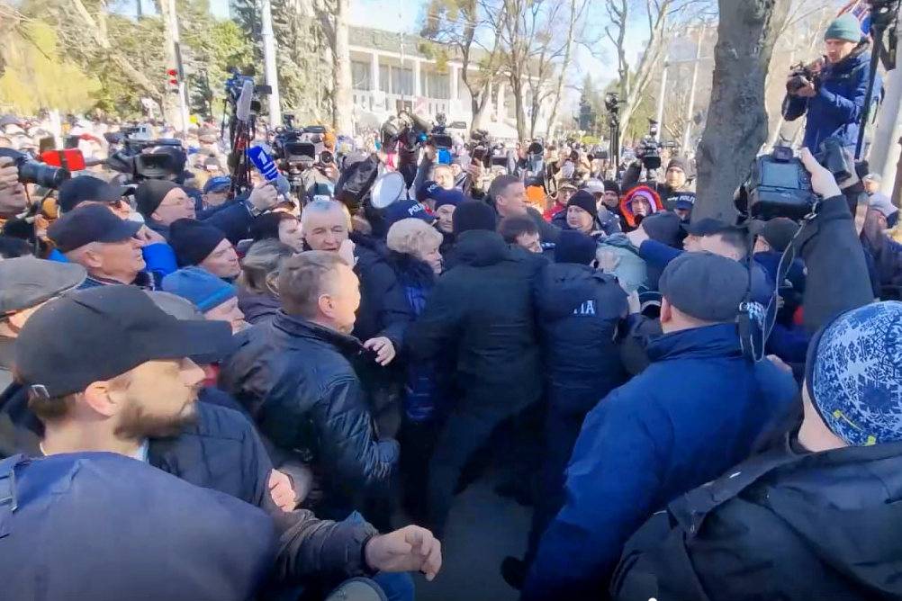 Многотысячный митинг в Кишиневе перерос в столкновения с полицией
