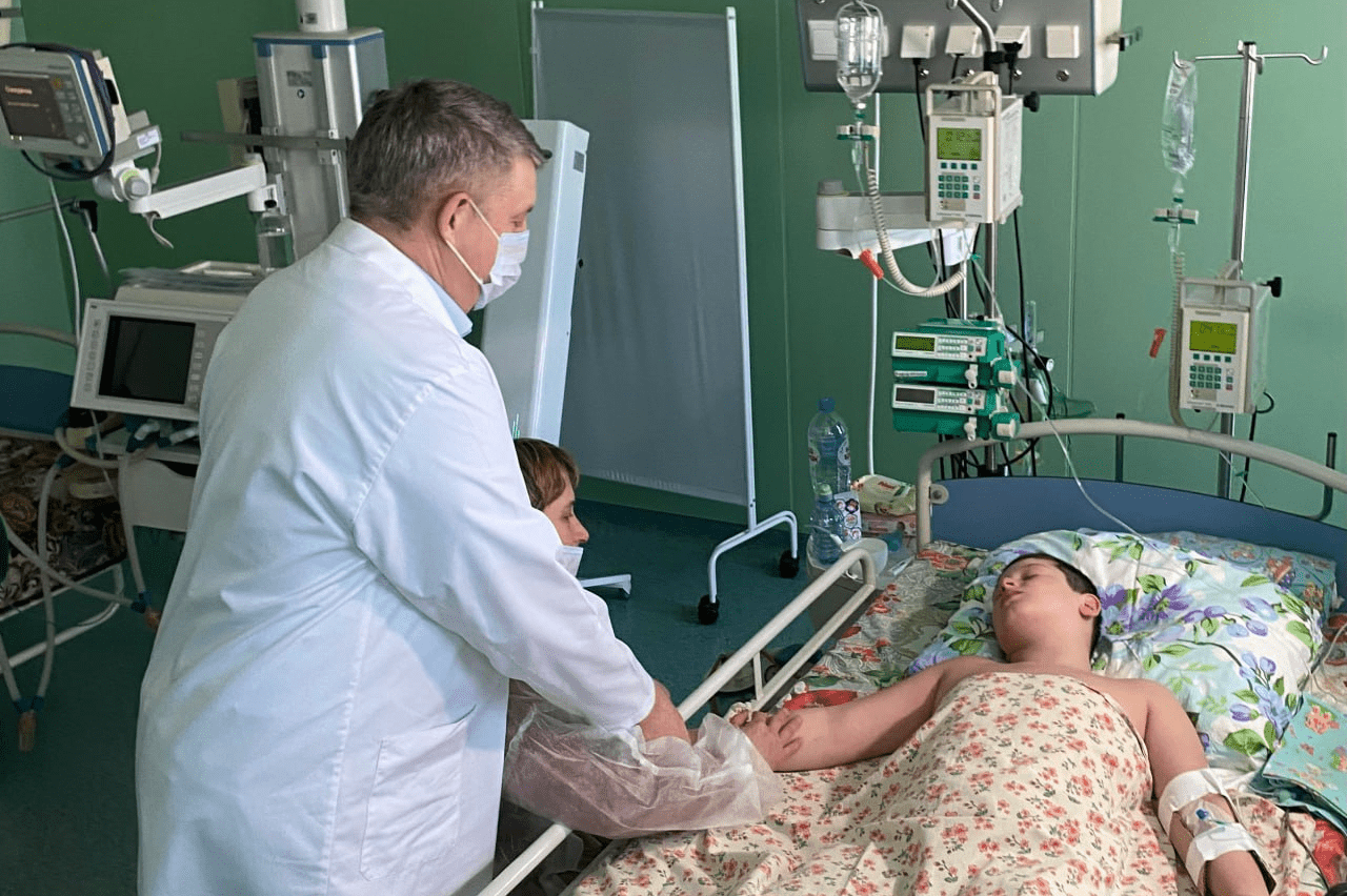 Брянский губернатор навестил в больнице пострадавшего при атаке украинских ДРГ мальчика Фёдора