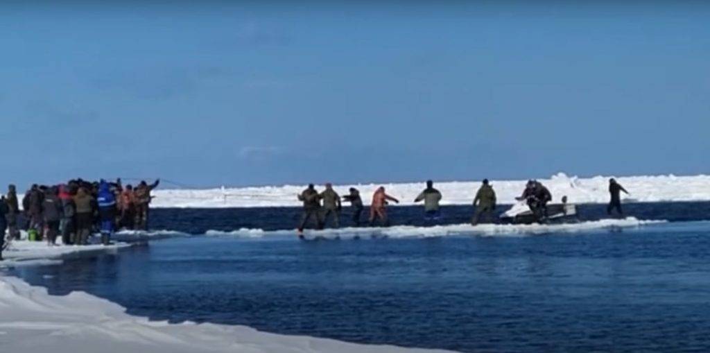 Льдина почти с 20 рыбаками откололась от берега на Сахалине