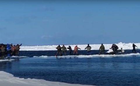 Льдина почти с 20 рыбаками откололась от берега на Сахалине