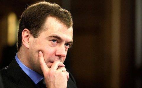 Медведев заявил, что конвейеры российского ВПК работают в три смены