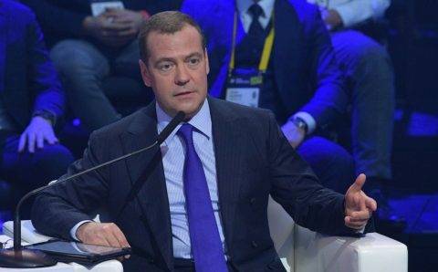 Медведев предложил Зеленскому «съездить и посмотреть» на последствия ударов возмездия ВС РФ по военным целям на Украине