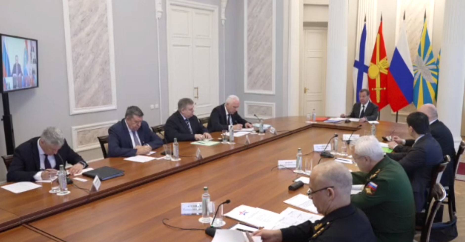 Медведев сообщил о проведенном в Петербурге совещании по набору контрактников на военную службу