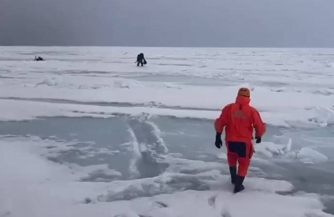Сотрудники МЧС на вертолете спасли 40 рыбаков на льдине в Сахалине
