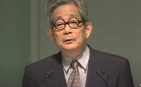 Нобелевский лауреат по литературе Кэндзабуро Оэ умер в Японии