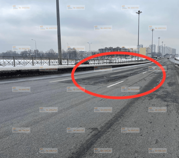 «Выбоины, трещины и проседание грунта»: жители Петербурга указали Смольному на проблему с разбитыми дорогами