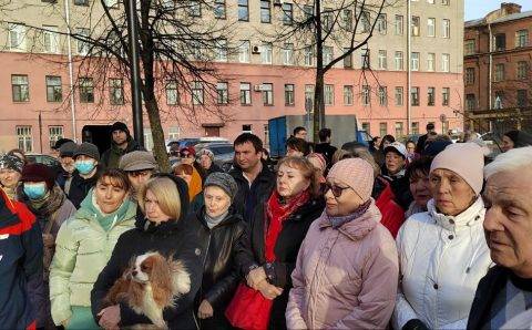 Возле стройплощадки будущей гостиницы у петербургского Опочининского сада прошел стихийный митинг