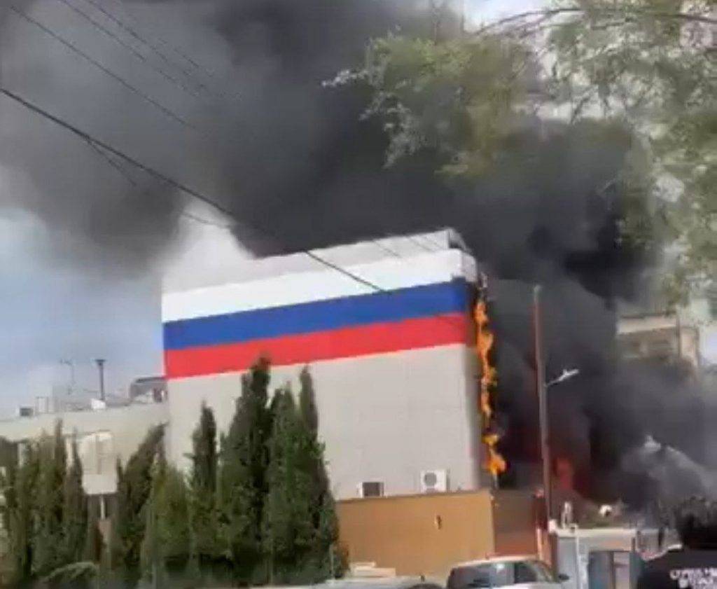 Закиданное «коктейлями Молотова» здание Российского центра науки и культуры полыхает в Никосии