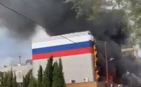 Закиданное «коктейлями Молотова» здание Российского центра науки и культуры полыхает в Никосии