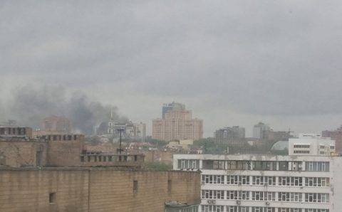 Клубы дыма взмылись над центром Донецка после мощных взрывов