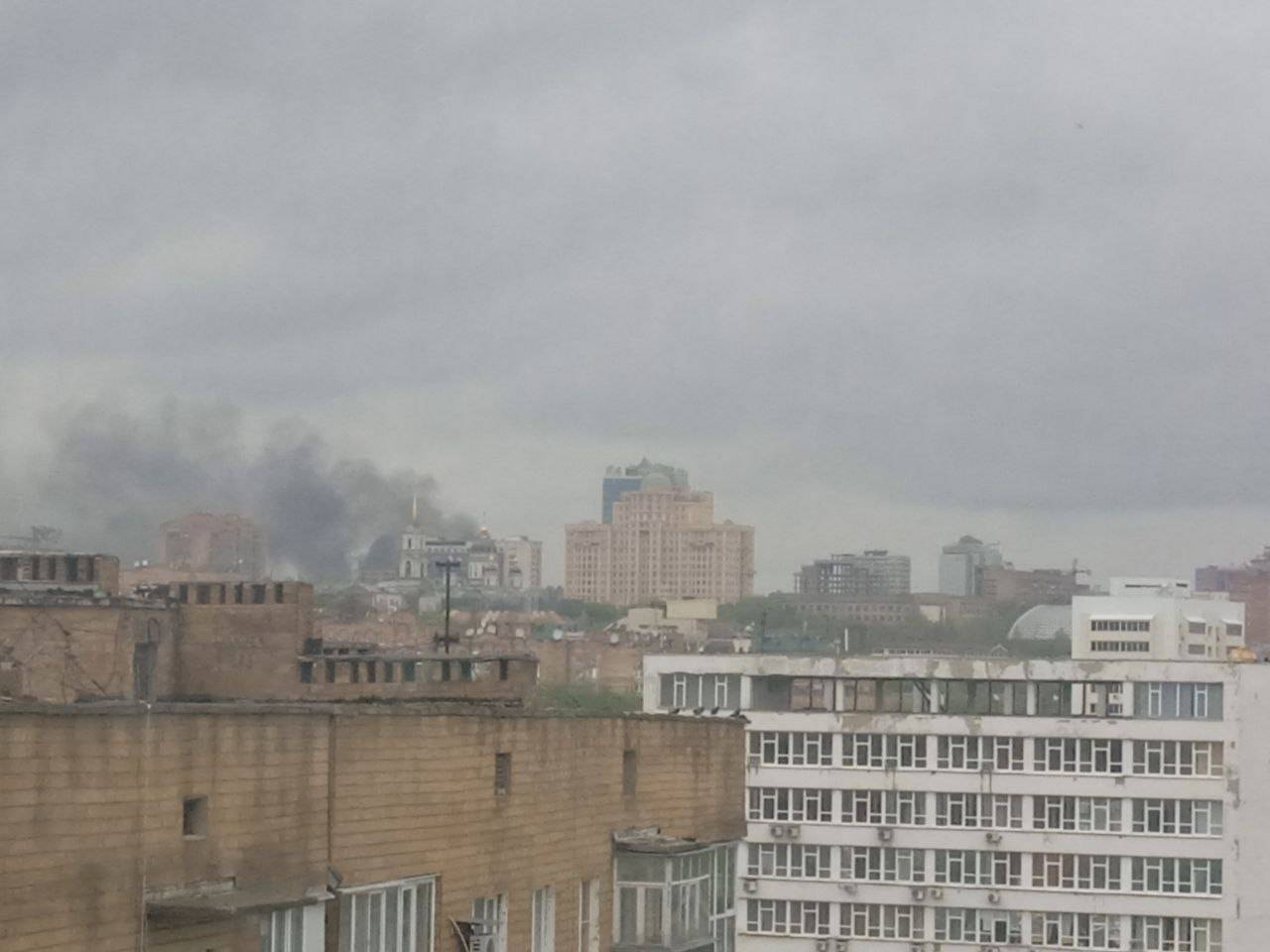 Клубы дыма взмылись над центром Донецка после мощных взрывов