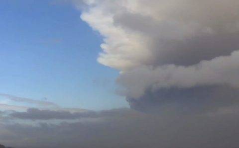 Камчатский вулкан Шивелуч выбросил десятикилометровый столб пепла