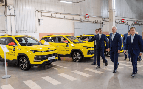 Первые 50 автомобилей «Москвич 3» поступили в «Яндекс.Такси»