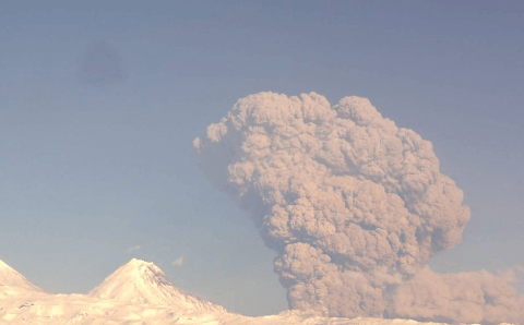 Вулкан Безымянный на Камчатке выбросил пепел на высоту в 10 километров