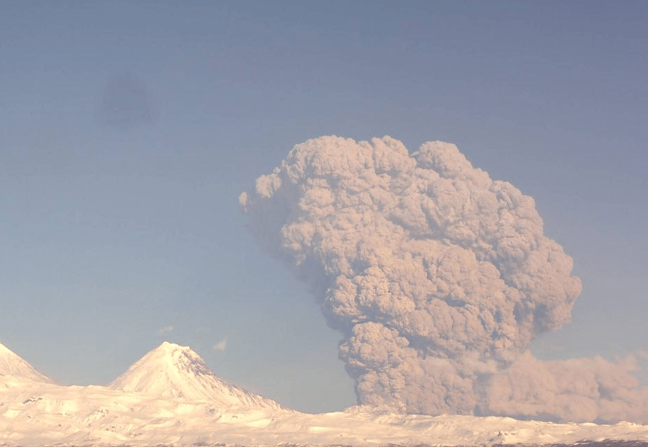 Вулкан Безымянный на Камчатке выбросил пепел на высоту в 10 километров
