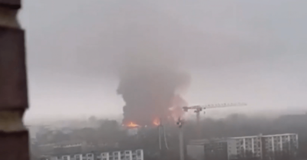 Облако токсичного дыма поднялось над немецким Гамбургом после масштабного пожара на складах