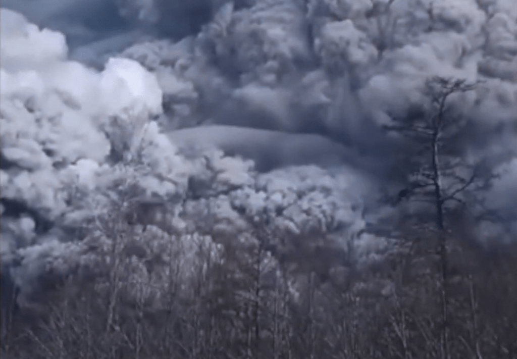 Пепловая туча от извержения вулкана на Камчатке протянулась на полтысячи километров