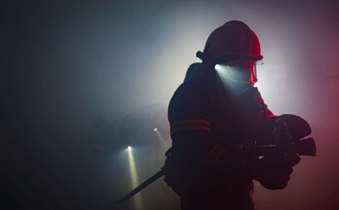 В Челябинске пожарные ликвидировали пожар на заводе троллейбусов