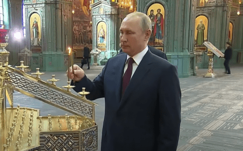 Путина с зажженной свечой заметили в компании Собянина на ночном пасхальном богослужении