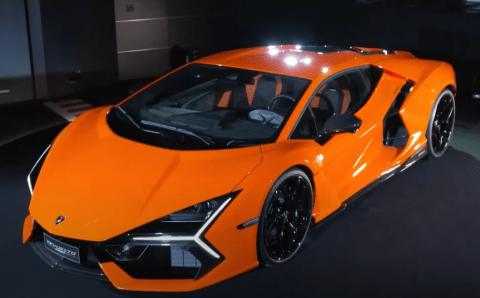 Гиперкар Lamborghini Revuelto выставили на продажу в России за 80 миллионов рублей