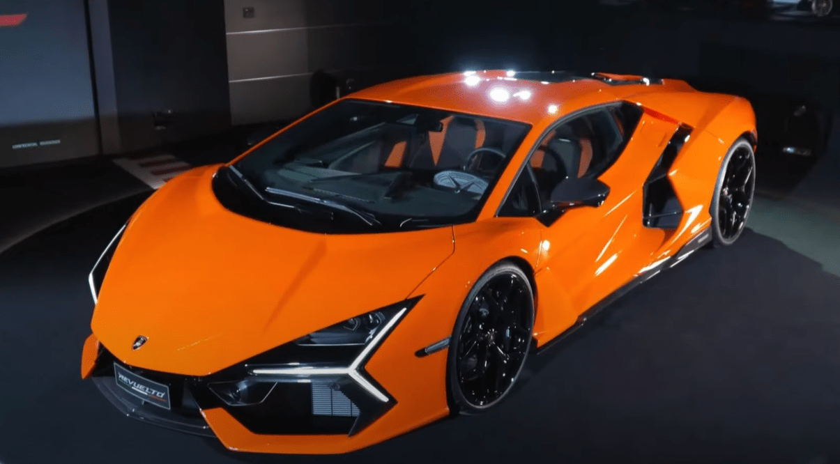 Гиперкар Lamborghini Revuelto выставили на продажу в России за 80 миллионов рублей