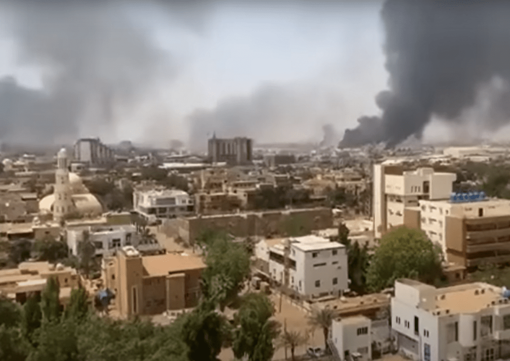 Почти всех россиян эвакуировали из зоны боевых действий столицы Судана в посольство