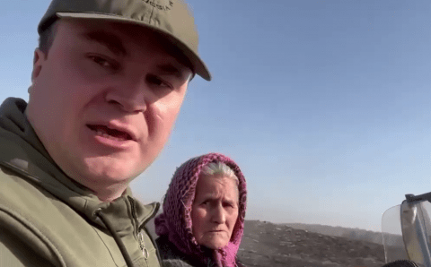 Старушка в косынке свозила врио главы Омской области в сгоревшее село Чистоозерье