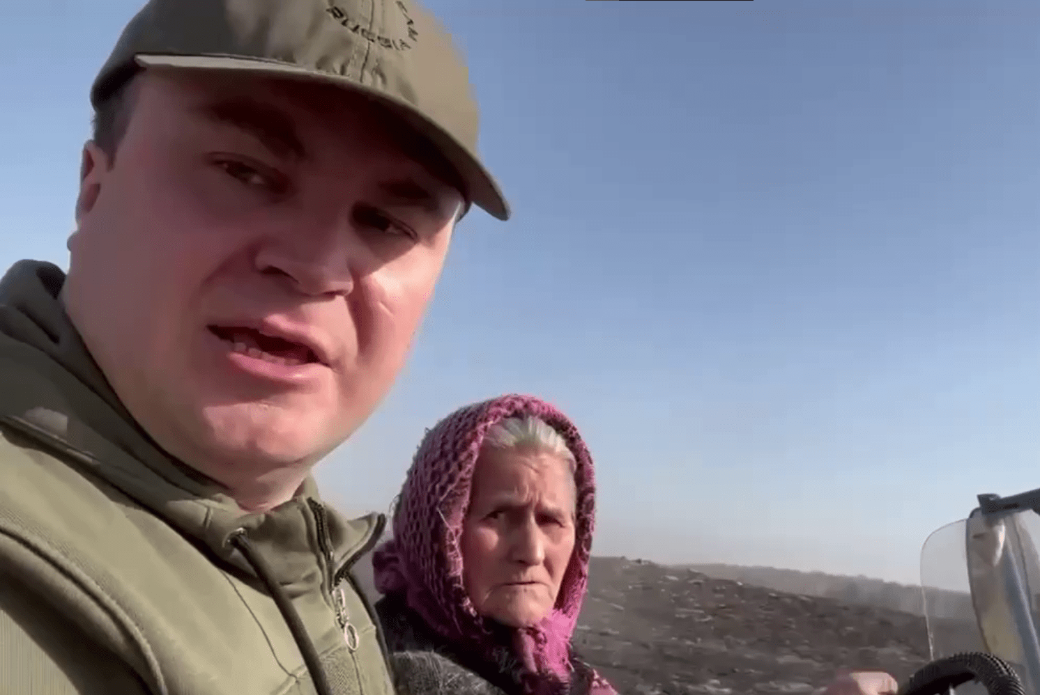 Старушка в косынке свозила врио главы Омской области в сгоревшее село Чистоозерье