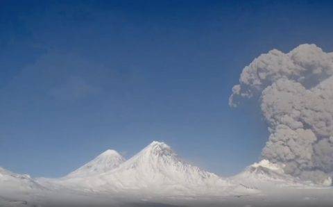 Росавиация призвала учитывать извержение вулкана на Камчатке и использовать альтернативные маршруты при полётах