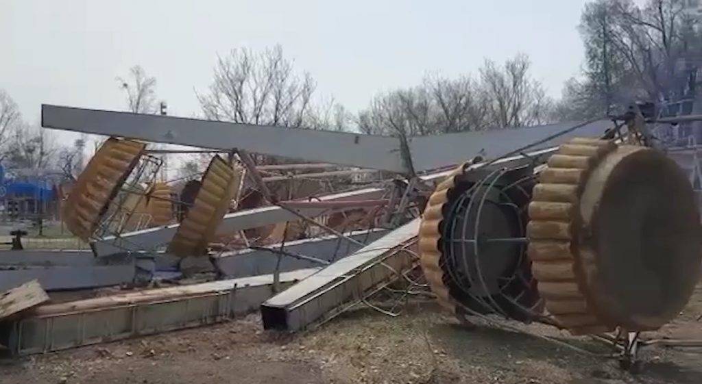 Колесо обозрения рухнуло в одном из парков аттракционов Приморья