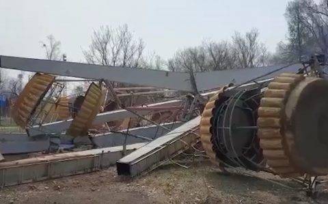 Колесо обозрения рухнуло в одном из парков аттракционов Приморья