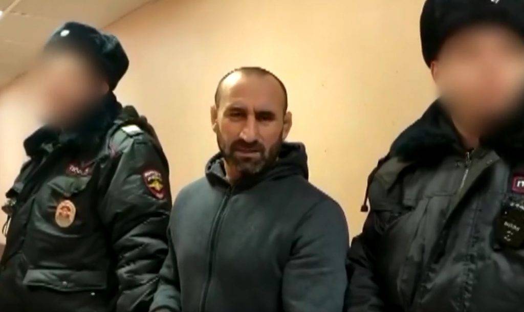 Суд Петербурга арестовал водителя за оскорбления в адрес русских и христиан, а также за нападение на полицейского