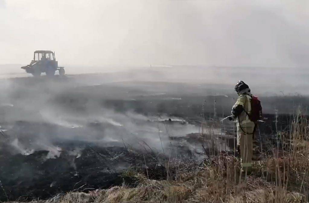 МЧС объявило о локализации пожара в деревне Корнилово, где горели девять домов и надворных построек