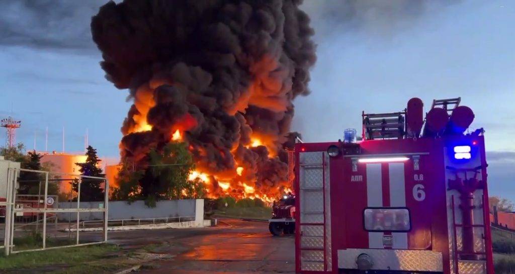 Развожаев заявил, что крупный пожар на нефтебазе не вызовет перебоев со снабжением Севастополя топливом