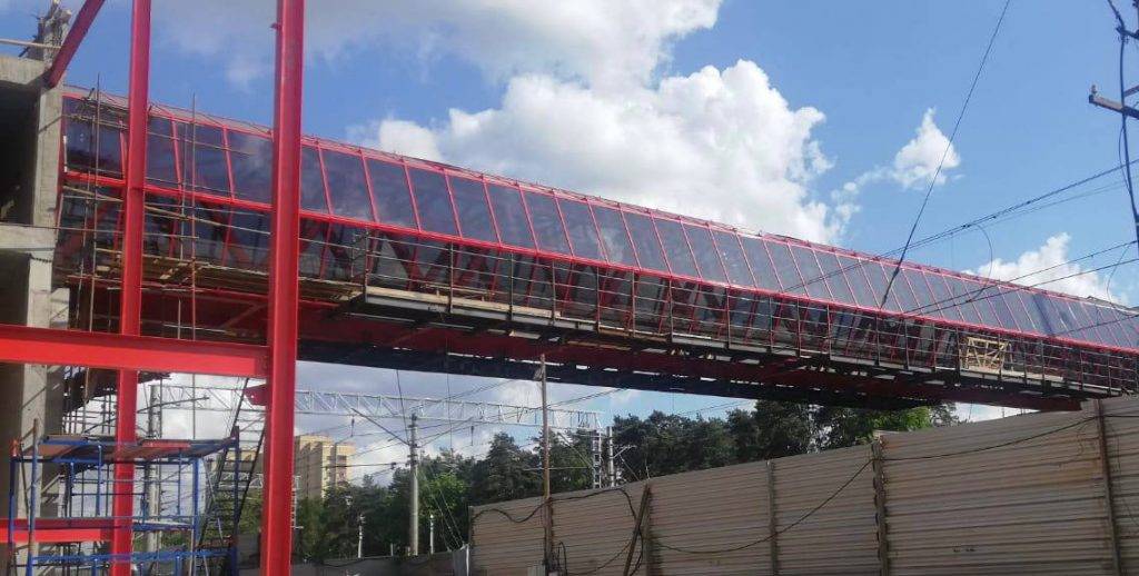 Подмосковные строители остеклили строящийся надземный переход на станции Удельной