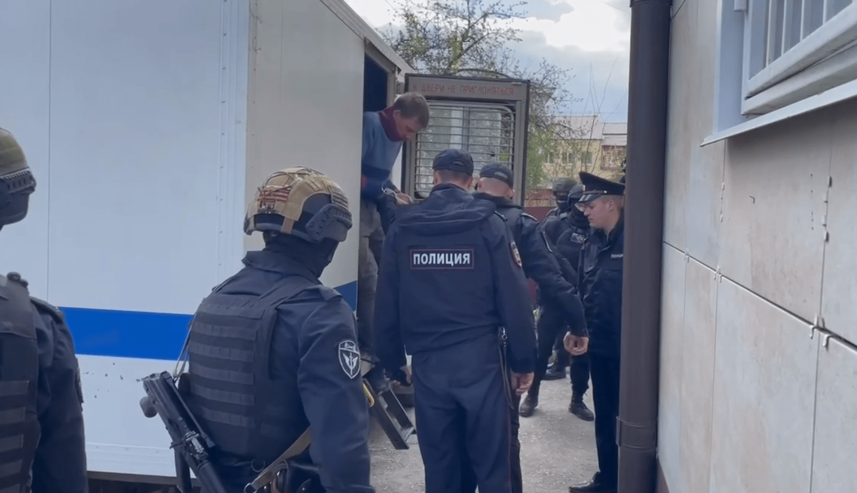 Обвиняемого в подрыве машины с Прилепиным Александра Пермякова заключили под стражу