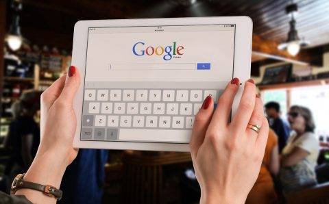 Поисковик Google научили определять пользователей с мыслями о суициде по их запросам