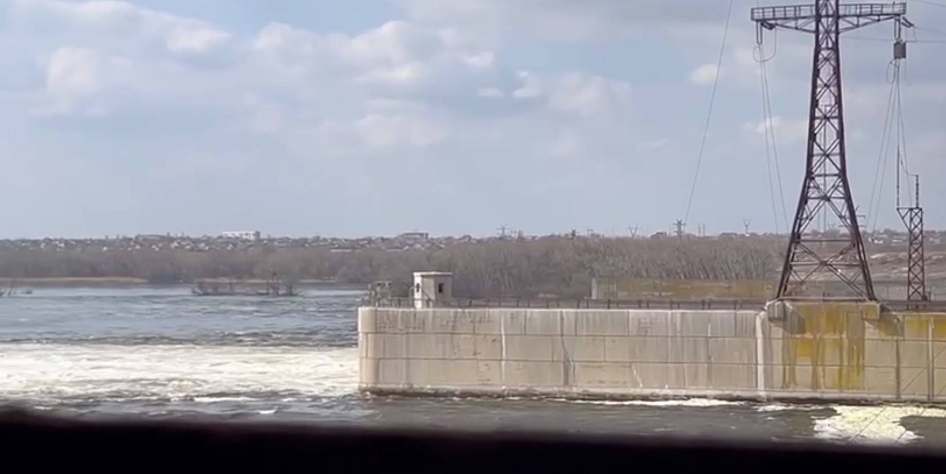 Регулируемый сброс воды стартовал на Каховской ГЭС