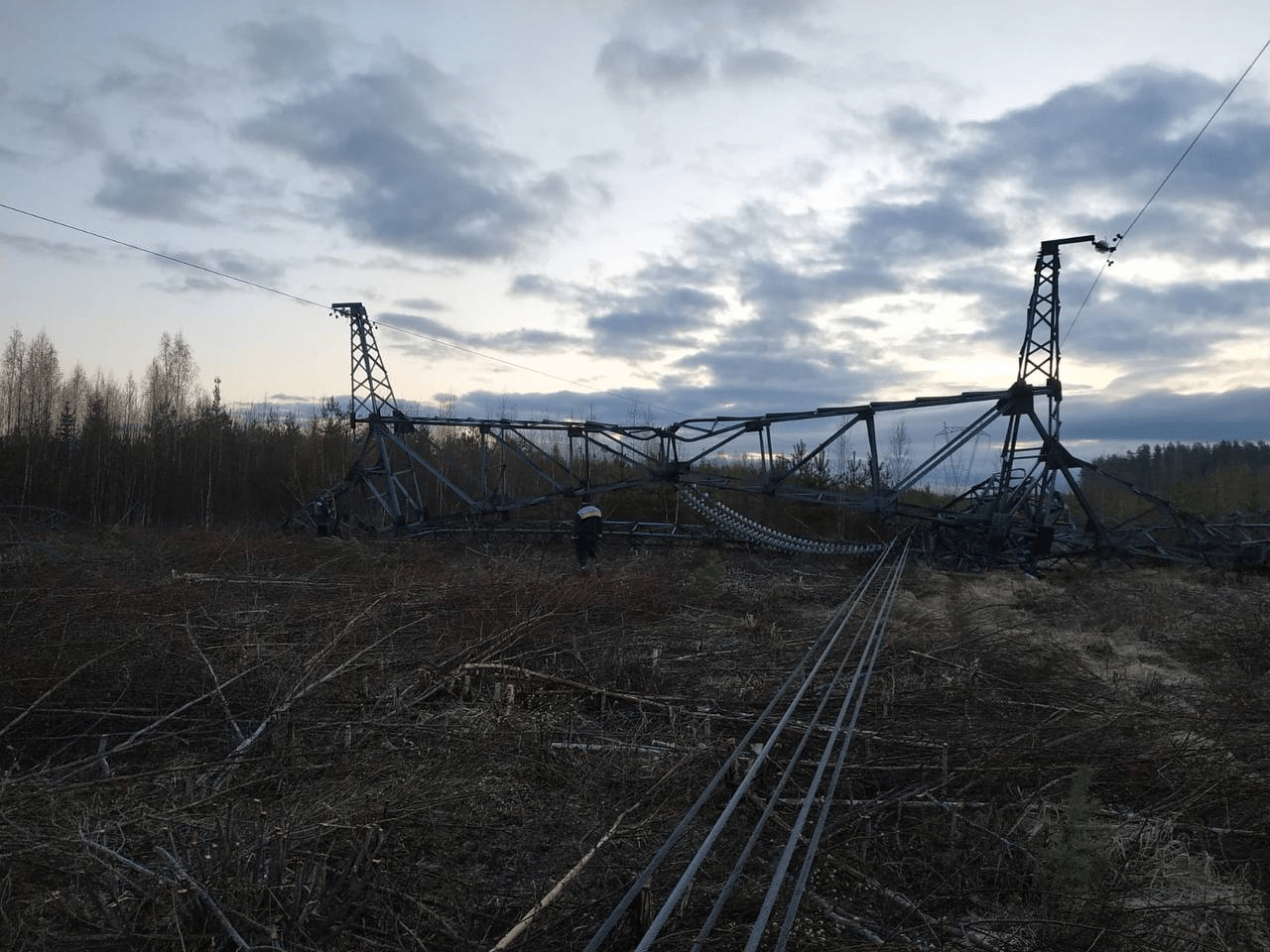 Губернатор Дрозденко: Неизвестные подорвали опору линии электропередачи в Ленобласти
