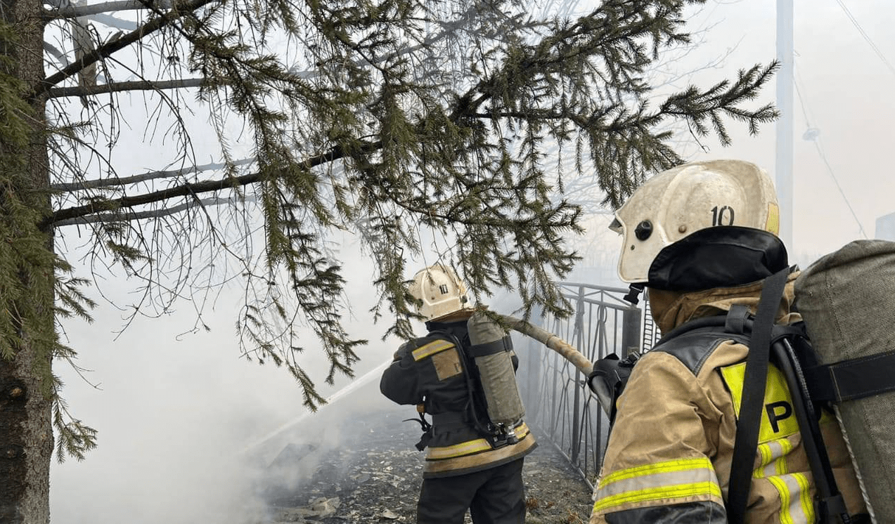 МЧС: Девять домов и крыша магазина горят в Забайкальском городе Борзя
