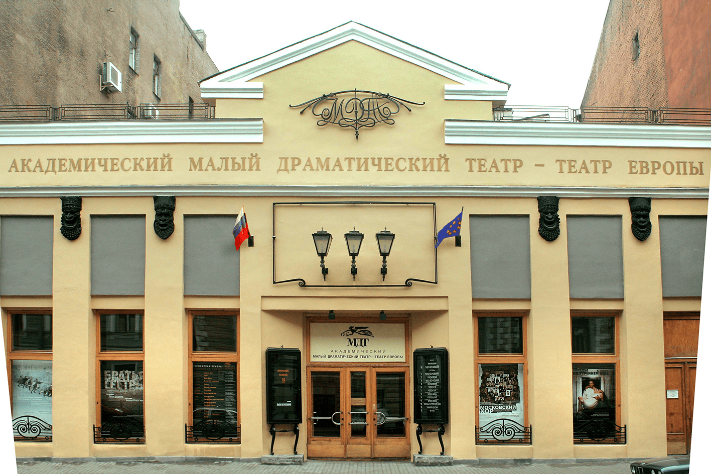 Вход в Театр Европы в Петербурге опечатали из-за нарушения санитарных норм