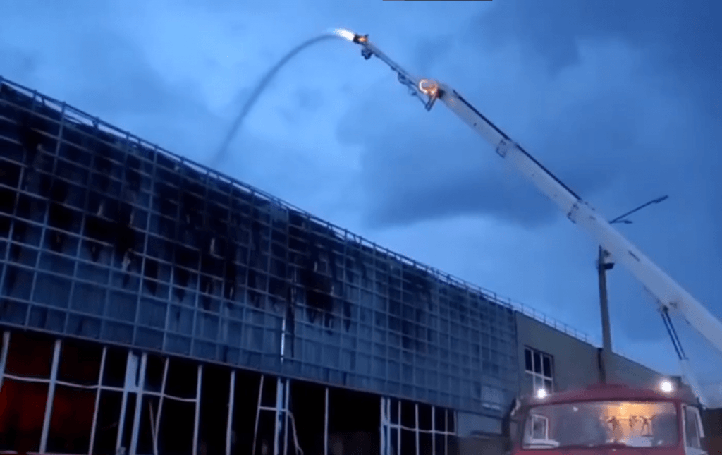 Пожар на фабрике спорттоваров в Подмосковье разгорелся до 1200 «квадратов»
