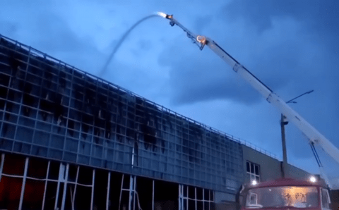 Пожар на фабрике спорттоваров в Подмосковье разгорелся до 1200 «квадратов»