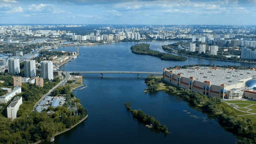 Два автомата и пять магазинов с патронами достали при помощи магнита из Москвы-реки