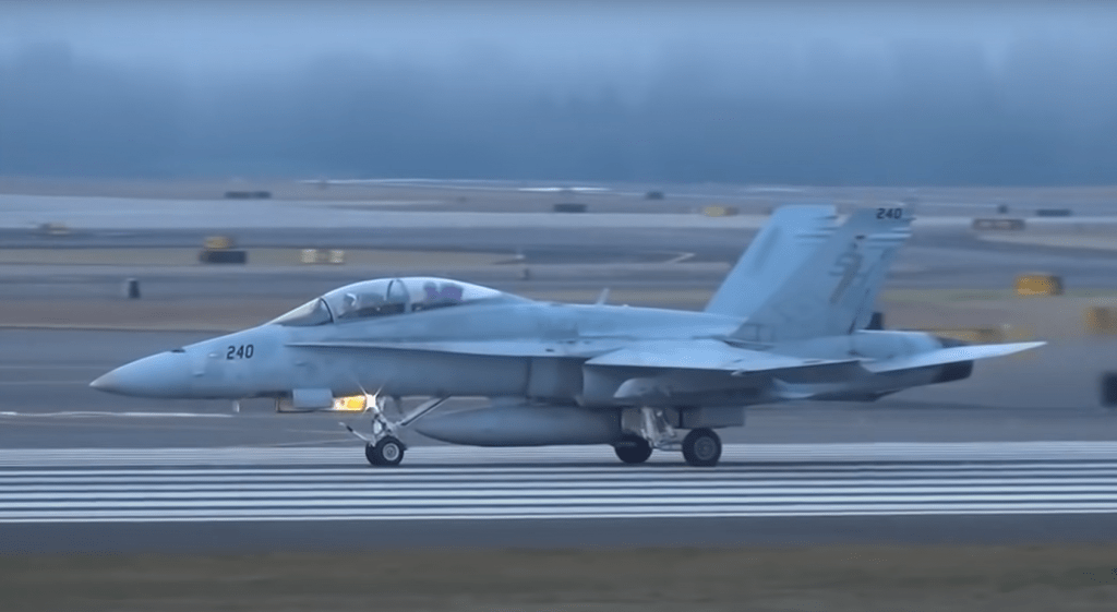 Истребитель F-18 разбился на авиабазе в испанском городе Сарагоса