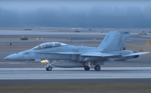 Истребитель F-18 разбился на авиабазе в испанском городе Сарагоса