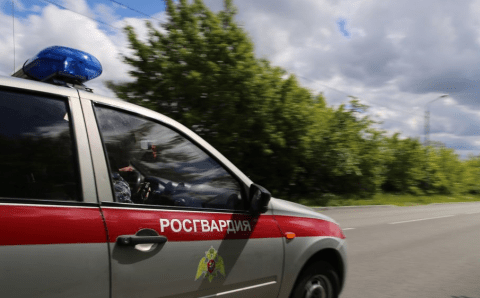 Росгвардейцы вынесли 89-летнюю пенсионерку из горящего дома в Иркутске